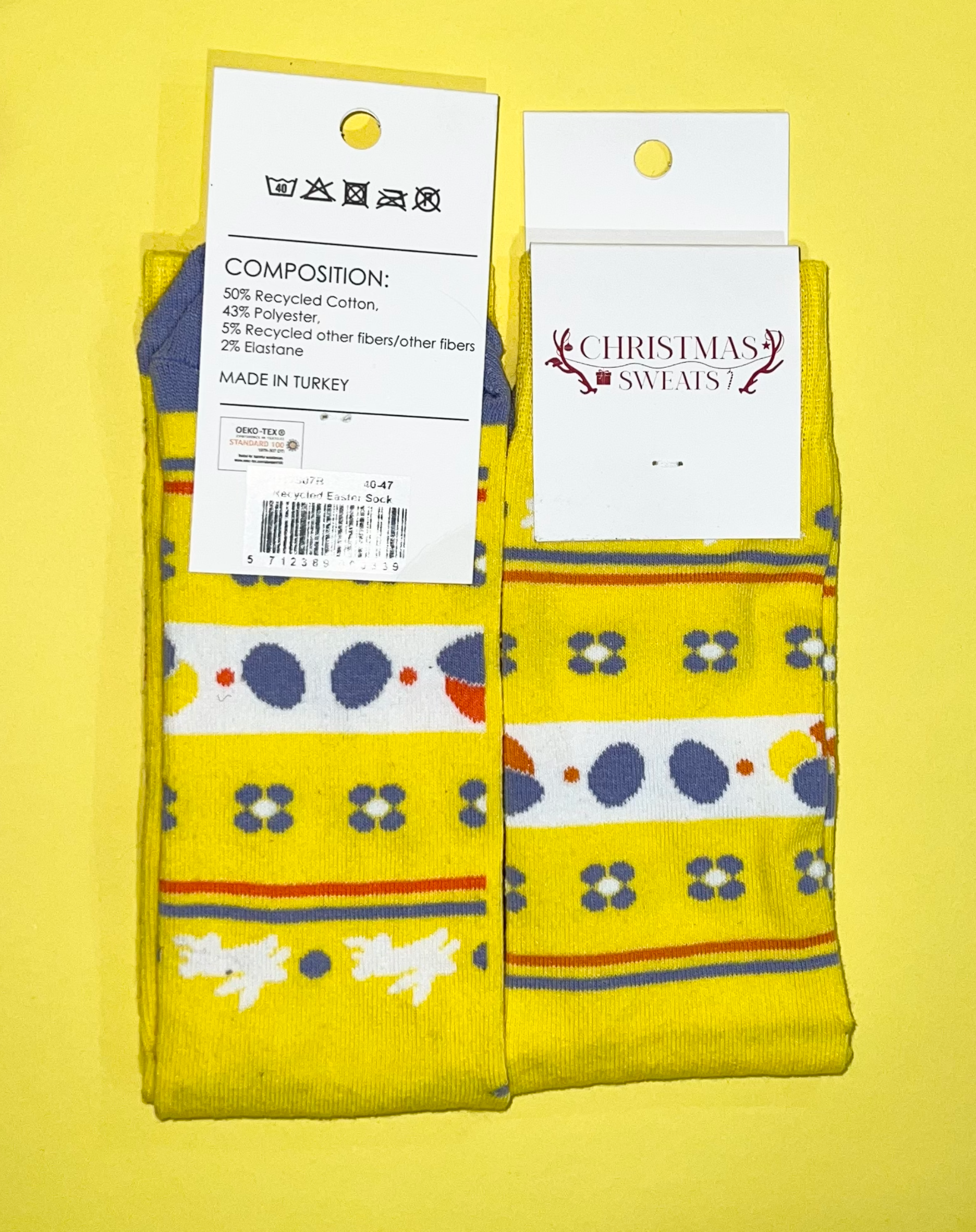 Ein Paar gelbe Ostersocken mit Ostereiern darauf.